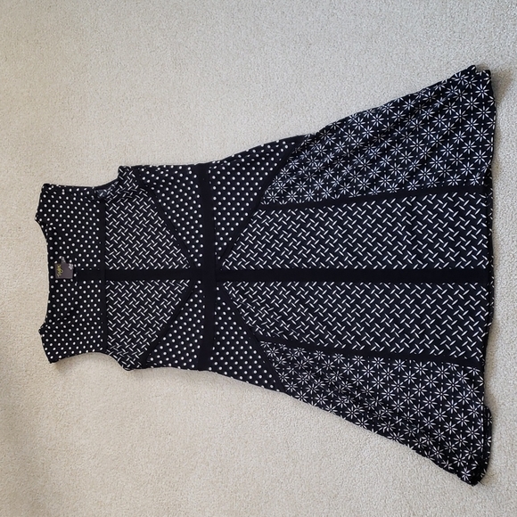 Taylor Geometric/Floral Print Jersey Dress. Size 10. - Picture 5 of 7